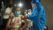 Người dân TP. Hồ Chí Minh xếp hàng chờ tiêm vaccine trong đêm