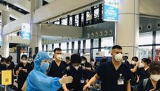 Hàng nghìn sinh viên y tế bay trong đêm vào TP.HCM hỗ trợ chống dịch