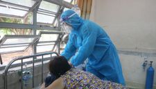 Chuyên gia hướng dẫn tư thế nằm sấp cải thiện giảm oxy máu cho bệnh nhân COVID-19