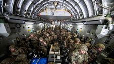 Vệ binh Afghanistan bị sa thải, lẩn trốn tức tưởi sau khi hộ tống các quan chức Anh di tản an toàn