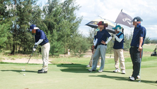 Vụ 2 quan chức đánh golf giữa mùa dịch: Tạm đình chỉ giám đốc trung tâm xúc tiến du lịch