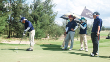 Nói thẳng: Chơi golf trong… đại dịch là vô cảm, vô cương!