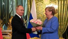 Cuộc gặp ‘chia tay’ giữa ông Putin và bà Merkel có hoa hồng, nhưng không nhượng bộ