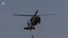 Taliban treo người lơ lửng trên trực thăng gây xôn xao
