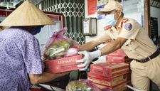 Chiến sĩ công an tình nguyện đi chợ, mua thuốc mang tận nhà người dân