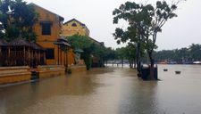 Mưa lớn khiến nhiều tuyến phố ở Hội An bị nước lũ bao vây