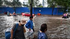 Người dân ở trung tâm TP.HCM bì bõm sau trận mưa lớn