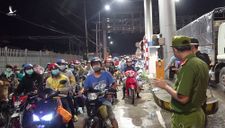 Hàng trăm cảnh sát và cán bộ y tế An Giang xuyên đêm hỗ trợ hàng nghìn người chạy xe máy về quê