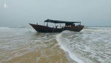 Tàu không bóng người dạt vào bờ biển Quảng Trị