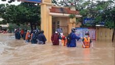 Miền Trung: Nhiều nơi ngập lụt, giao thông tắc nghẽn, học sinh mắc kẹt do mưa lũ