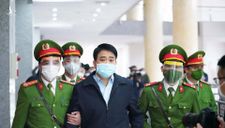 Cựu Chủ tịch Hà Nội Nguyễn Đức Chung bị áp giải đến tòa bằng xe 7 chỗ