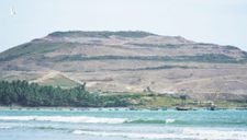 Hòn Rơm bị ủi trọc, cán bộ chức năng đang ở đâu?