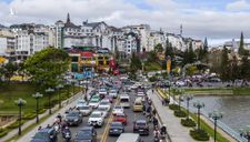 Du khách đổ về Đà Lạt, xe cộ ùn ứ ngày đầu năm