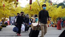 Người dân về quê ăn Tết: ‘Phép vua thua lệ làng’