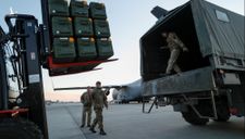 Hàng trăm tấn đạn dược và hệ thống tên lửa Stinger gửi tới Ukraine