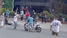 Hai nhóm thanh niên cầm hung khí hỗn chiến trên đường phố TPHCM