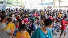Bệnh viện nhi ở TP.HCM đông nghẹt trẻ em mắc Covid-19 đến khám