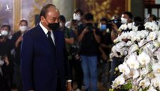 Chủ tịch nước Nguyễn Xuân Phúc mắt ngấn lệ tiễn đưa ông Lê Hòa Bình