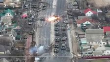 Giáp chiến ác liệt ở Kiev, Ukraine pháo kích đập tan trung đoàn xe tăng Nga