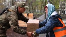 Thị trưởng Ukraine bị cáo buộc phản quốc vì ‘đón’ quân đội Nga, nhận viện trợ nhân đạo