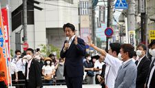 Cựu thủ tướng Nhật Shinzo Abe bị bắn vào ngực khi đang phát biểu