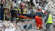 Khoảnh khắc “thót tim”, thành viên đội cứu hộ tại Thổ Nhĩ Kỳ bị vùi lấp