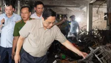 Thủ tướng thị sát hiện trường vụ cháy đặc biệt nghiêm trọng tại chung cư mini ở Hà Nội