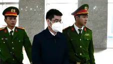 Cựu điều tra viên Hoàng Văn Hưng được dẫn giải tới tòa dù xin xét xử vắng mặt