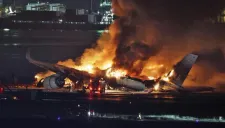 Chi tiết quan trọng giúp gần 400 hành khách thoát nạn thần kỳ trong vụ cháy máy bay tại Nhật Bản