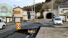 Động đất lại rung chuyển, Nhật Bản đối mặt cảnh báo đáng sợ