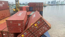 14 container chở 42 ôtô rơi xuống biển, chủ hàng yêu cầu bồi thường 38 tỷ đồng