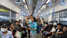 So với ngày đầu đạt 150.000 lượt khách, lượng người dân đi tàu metro số 1 trong ngày thứ hai vận hành giảm hẳn