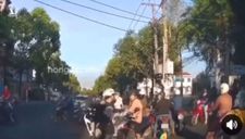 Clip nam thanh niên đánh tới tấp người đàn ông sau va chạm giao thông