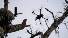 Lính Nga dùng tay không vô hiệu hóa drone Ukraine