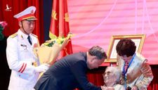 Tổng Bí thư Tô Lâm trao danh hiệu Anh hùng Lao động tặng bà Nguyễn Thị Bình