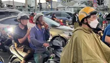 Vừa lái xe vừa hút thuốc lá có bị phạt không?