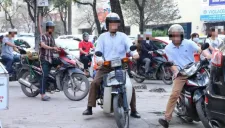 Những trường hợp nào đi xe máy trên vỉa hè không bị phạt tiền?