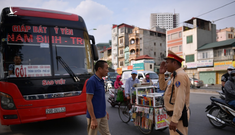 CSGT ra quân tổng kiểm soát phương tiện, dân tình vẫn vô tư… đi nhậu