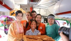 Ai cho phép bà Tân Vlog đưa bánh Trung thu “siêu to” lên máy bay Jetstar?