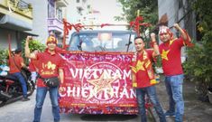 Hàng nghìn cổ động viên Việt Nam “nhuộm đỏ” phố phường Thủ đô trước giờ bóng lăn
