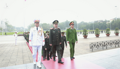 Đoàn đại biểu Đảng ủy Công an Trung ương vào Lăng viếng Chủ tịch Hồ Chí Minh