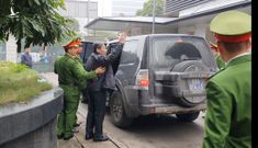 Hành động bình thản của Nguyễn Bắc Son khi rời toà