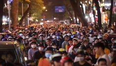 Hàng nghìn người đội mưa ra đường đón năm mới 2020