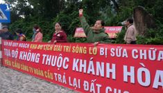 Người dân Nha Trang căng băng rôn đòi đất dự án Sông Lô sai phạm suốt 20 năm