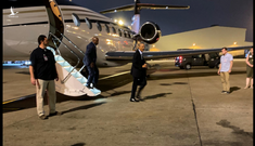 Cựu Tổng thống Mỹ Obama bất ngờ đáp chuyên cơ riêng xuống sân bay Tân Sơn Nhất