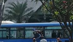 Nhóm côn đồ vác mã tấu đập phá xe buýt trên đường Phạm Văn Đồng