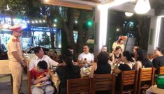 Cảnh sát giao thông Đà Nẵng vào tận bàn nhậu để tuyên truyền Nghị định 100