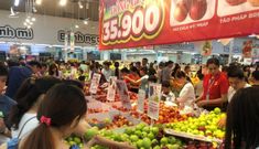 Nửa đêm, dân Sài Gòn vẫn rồng rắn vào siêu thị sắm tết