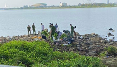 Vali chứa thi thể bị chặt thành nhiều khúc trôi trên sông Hàn