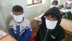 Phê bình giáo viên và hiệu trưởng vì tấm ảnh ‘học sinh đeo khẩu trang bằng giấy’